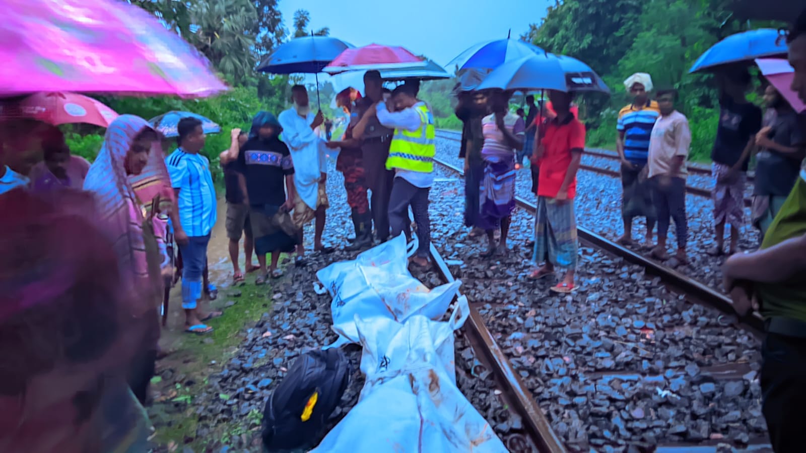 বন্ধুর বাড়ি বেড়াতে এসে চুয়াডাঙ্গায় ট্রেনে কাটা পড়ে দু'বন্ধু নিহত, এক বন্ধু আহত