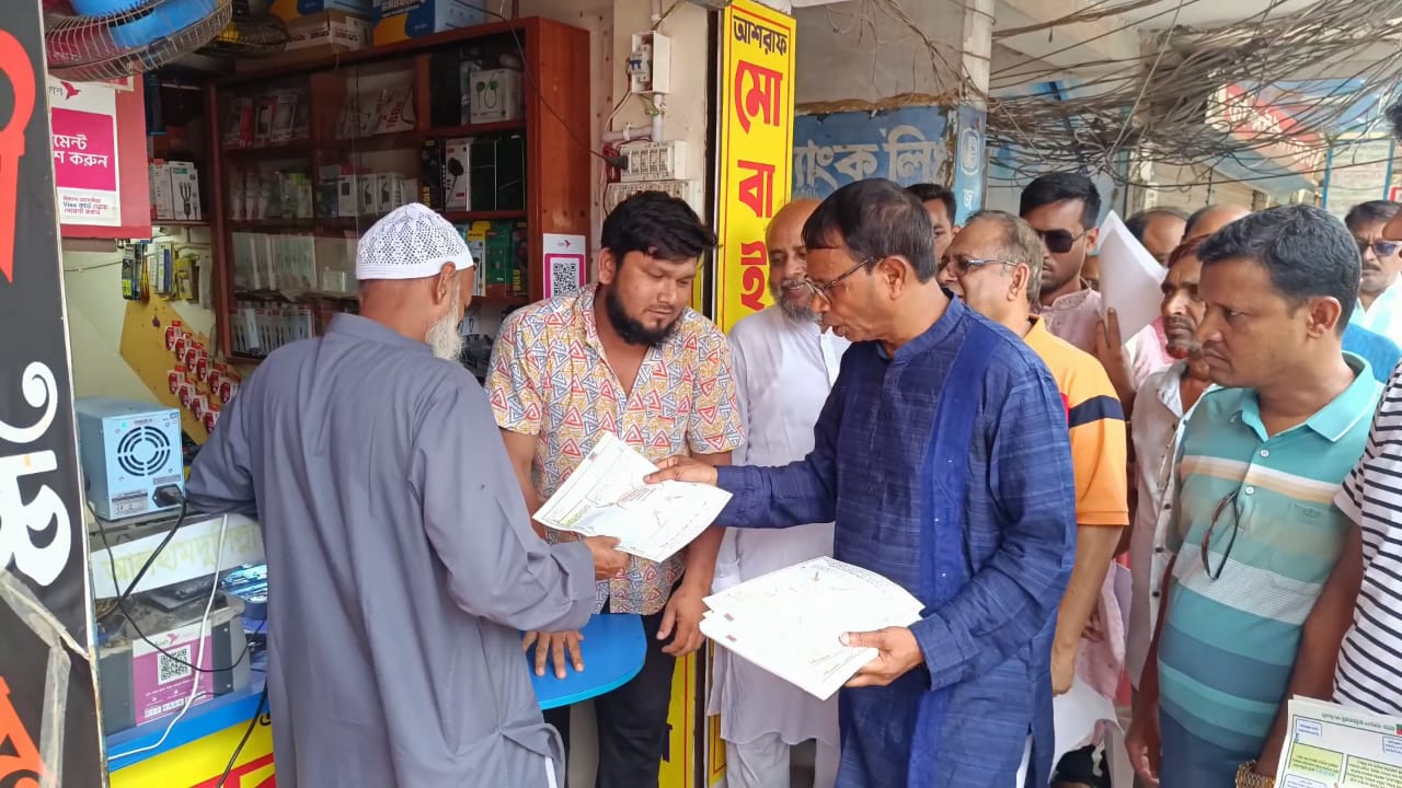অপপ্রচারের প্রতিবাদে ঝিনাইদহে বিএনপির লিফলেট বিতরণ