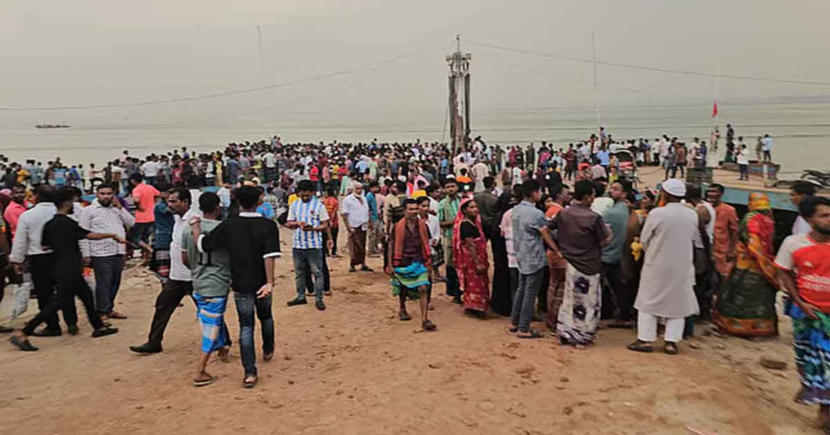 পদ্মার ৩০ ফুট নিচে ডুবে যাওয়া বাস শনাক্ত, চলছে উদ্ধার অভিযান