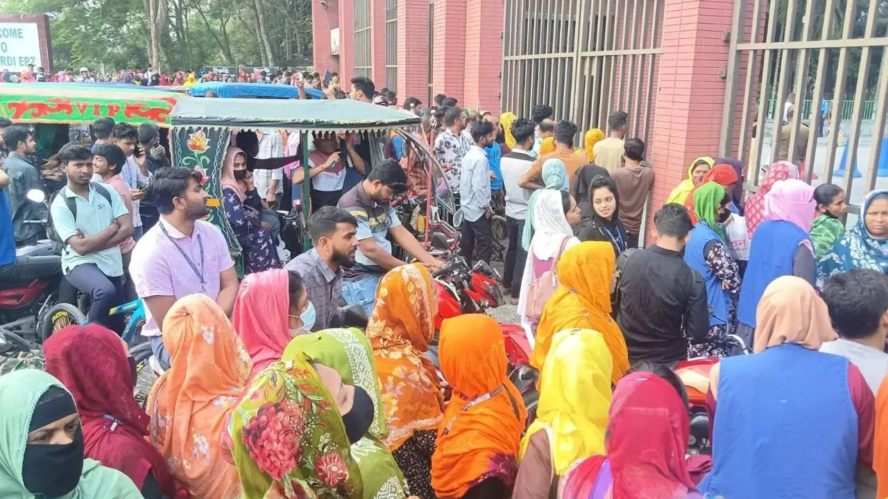ঈশ্বরদীতে প্রধান ফটকে তালা দিয়ে ইপিজেড শ্রমিকদের বিক্ষোভ
