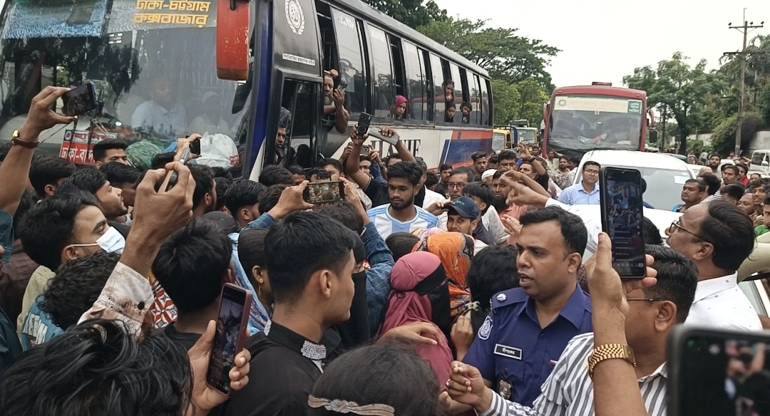 সোনারগাঁয়ে মহাসড়ক অবরোধ করে শ্রমিকদের বিক্ষোভ