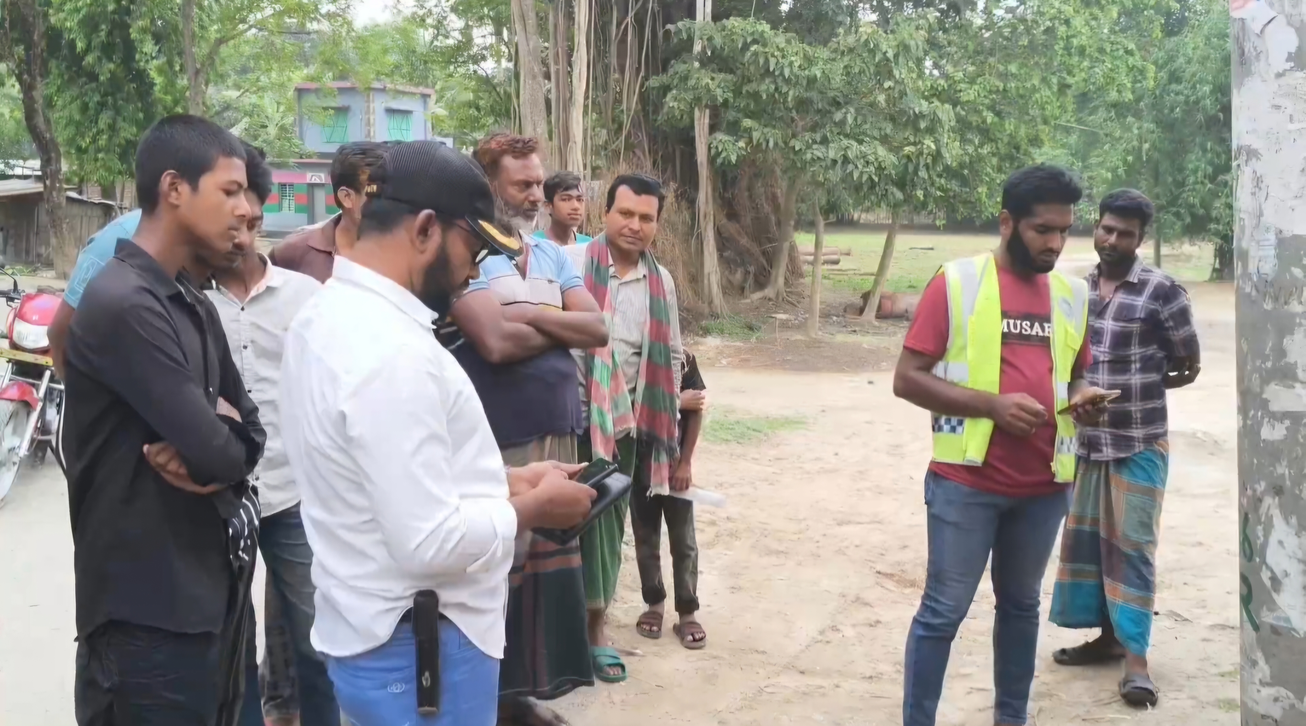 মেহেরপুর গাংনীতে বোমা সদৃশ বস্তু ও চিরকুট উদ্ধার