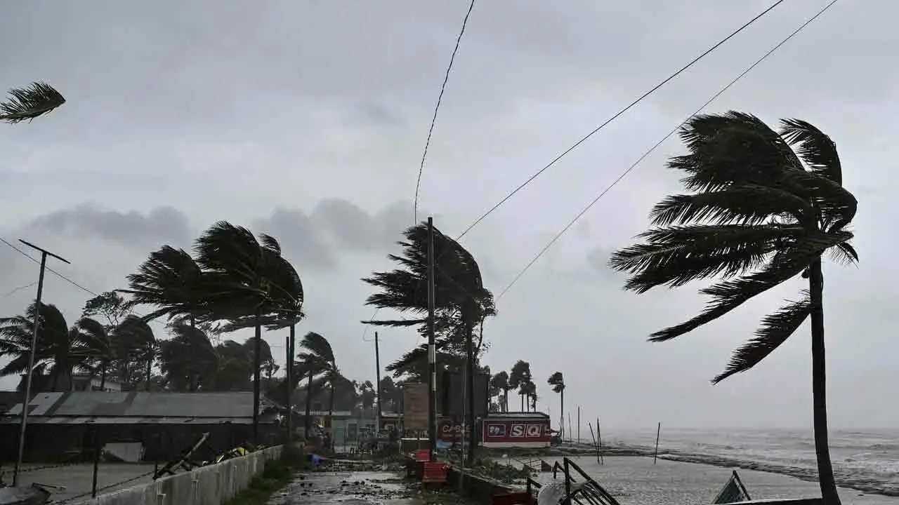 ৭ অঞ্চলে বৃষ্টি-বজ্রবৃষ্টির সঙ্গে ঝোড়ো হাওয়ার আভাস