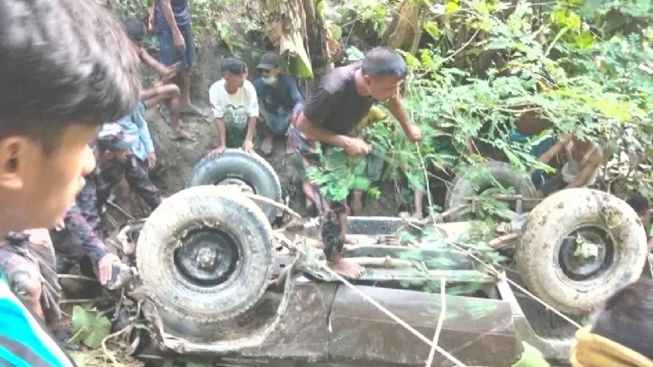 থানচিতে পর্যটকবাহী জিপ খাদে পড়ে নিহত ২, আহত ৫