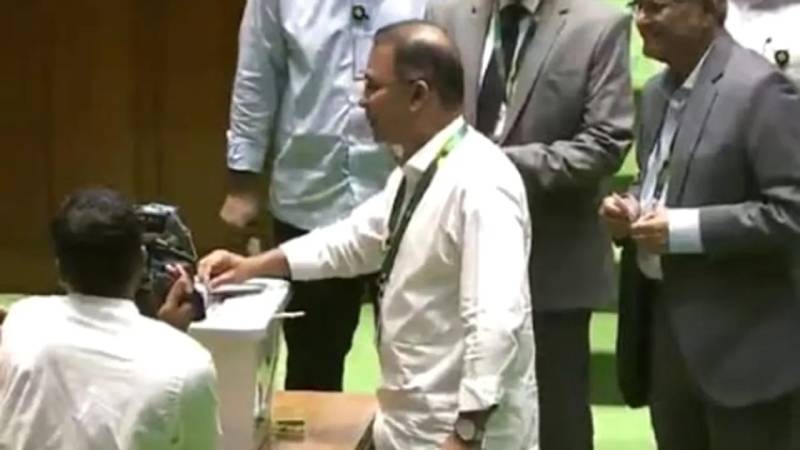 রাষ্ট্রপতি নির্বাচনে ভোট দিলেন প্রধানমন্ত্রী তারেক রহমান