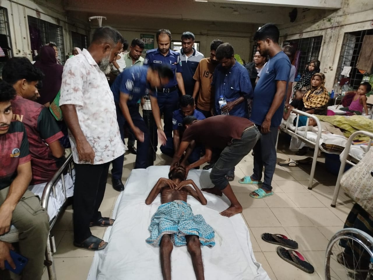 এ কেমন অমানবিকতা! রাতের আঁধারে ফেলে যাওয়া ব্যক্তির পাশে পুলিশ ও টিম জার্নালিস্ট