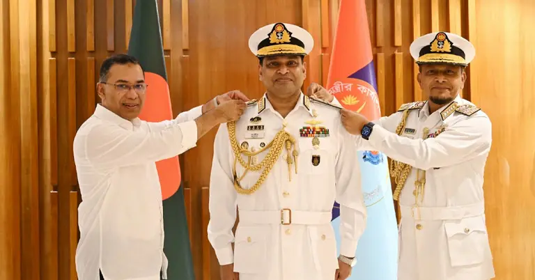 নতুন নৌপ্রধানকে ভাইস অ্যাডমিরাল র‍্যাংক ব্যাজ পরিয়ে দিলেন প্রধানমন্ত্রী