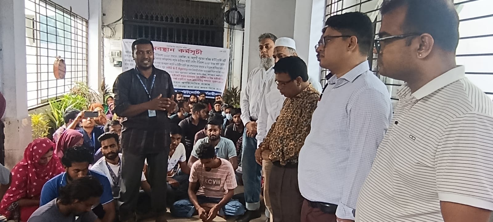তত্ত্বাবধায়কের আশ্বাসে আন্দোলন প্রত্যাহার, কাজে ফিরলেন বাগেরহাট হাসপাতালের আউটসোর্সিং কর্মীরা