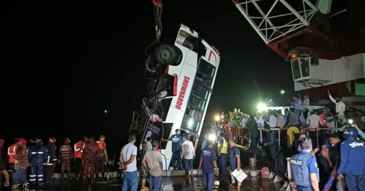 পদ্মায় বাসডুবি: মৃতের সংখ্যা ২৬, তদন্তে দুই কমিটি