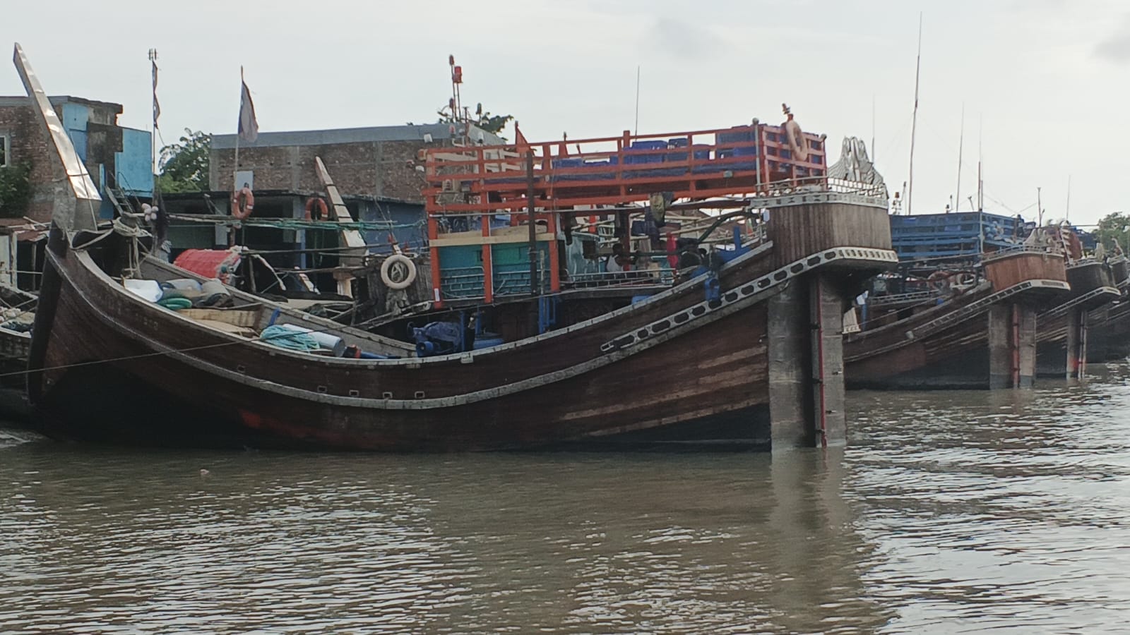 গভীর সাগরে জলদস্যুদের হানা: লক্ষাধিক টাকার মালামাল লুট, আহত ১২