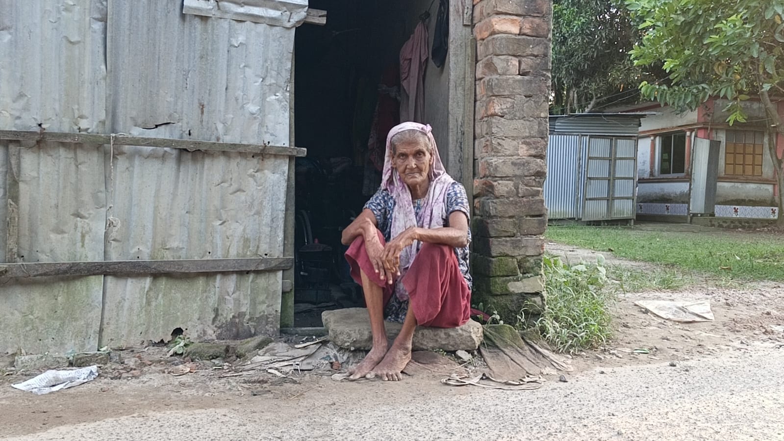 দুর্ঘটনায় কর্মক্ষমতা হারিয়ে ভাঙা ঘরে সালেহার জীবনসংগ্রাম