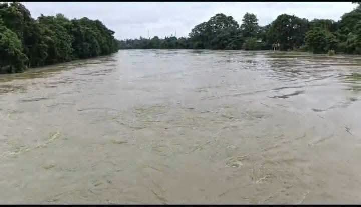 পাহাড়ি ঢলে কাঁপছে ফেনীর তিন নদী, নির্ঘুম রাতে লাখো মানুষের চোখ বেড়িবাঁধে