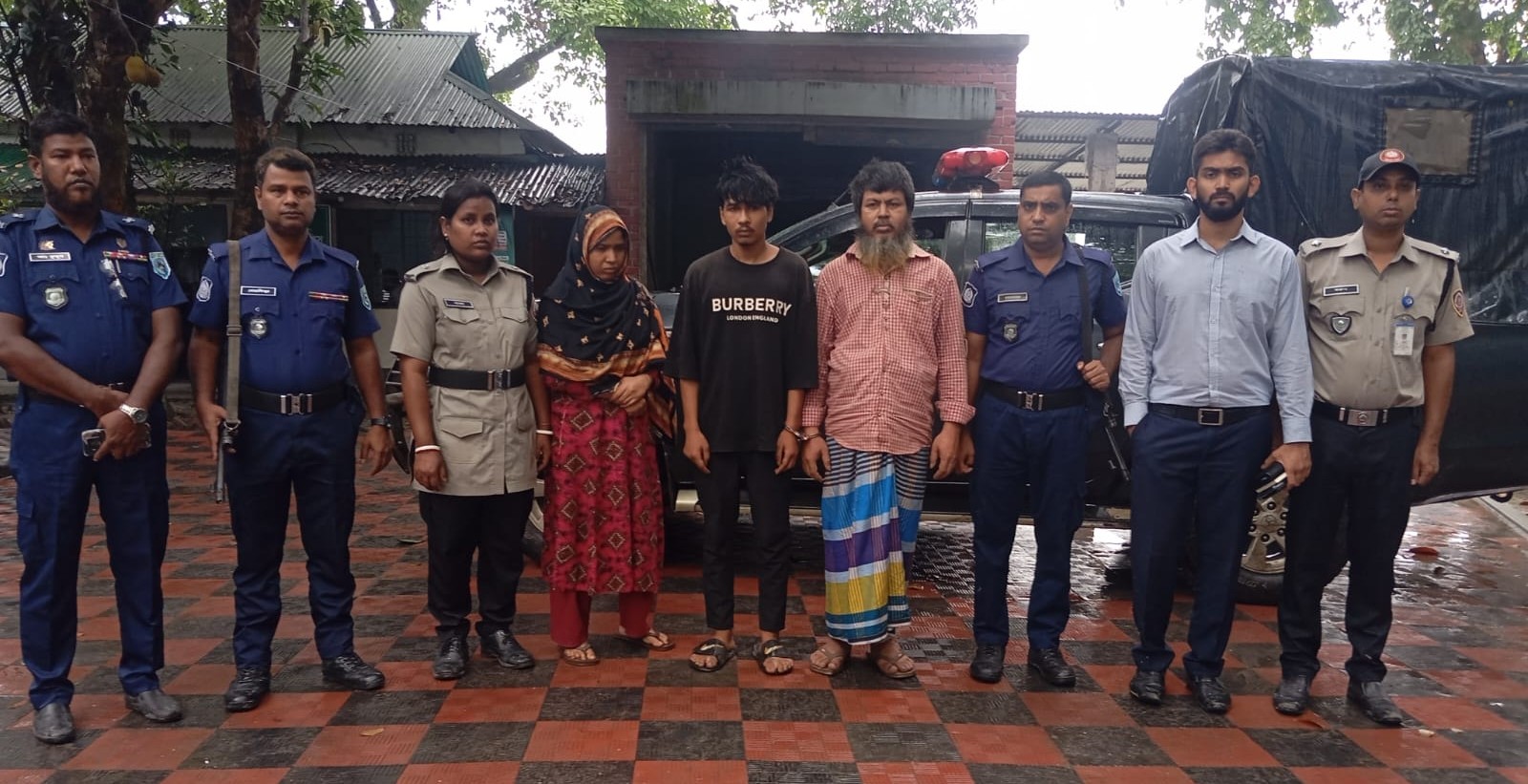 গাইবান্ধার একই পরিবারের তিনজনসহ পাঁচ মাদক কারবারি গ্রেফতার