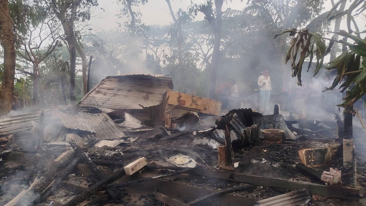 মায়ের কাছে নেশার টাকা না পেয়ে বসতঘরে আগুন দিলেন ছেলে