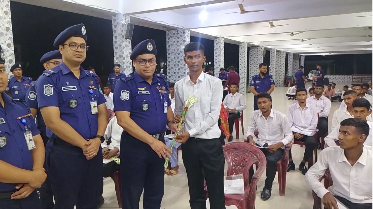 বিনা টাকায় পুলিশের চাকরি,কান্নায় ভেঙে পড়লেন স্বজন ও নিয়োগপ্রাপ্তরা