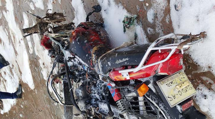 পাম্পে তেল ভরার সময় উপচে পড়ে ইঞ্জিনে, স্টার্ট দেওয়ার সাথেই আগুন মোটরসাইকেলে