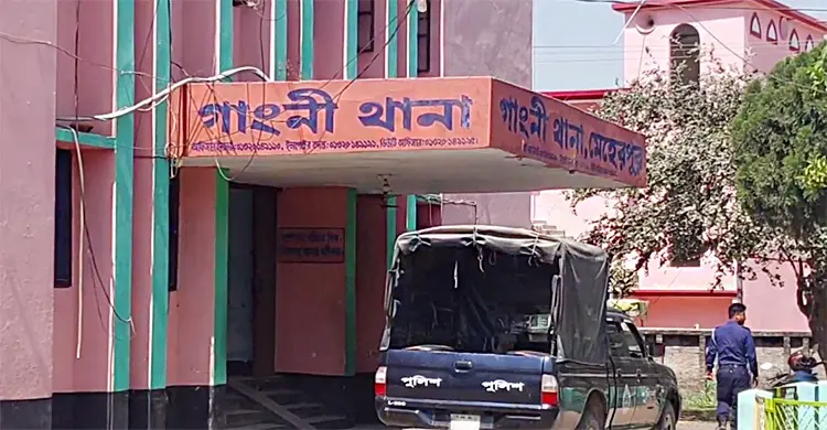 মাদক কারবারিকে ছেড়ে দিয়ে স্ত্রীকে নিয়ে এল পুলিশ
