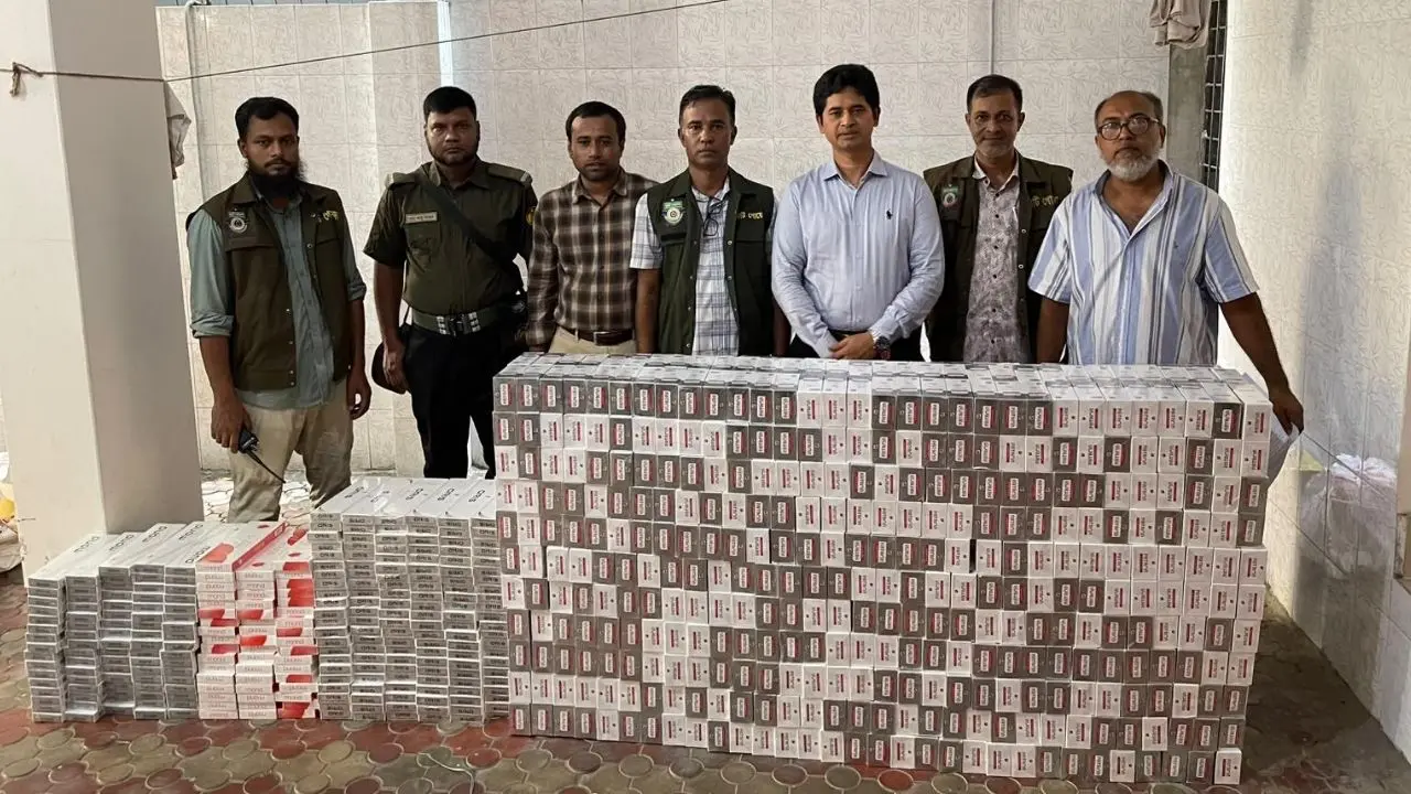 দিনে তালা, রাতে ব্যবসা, আবাসিক ভবন থেকে ৩ লাখ সিগারেট জব্দ