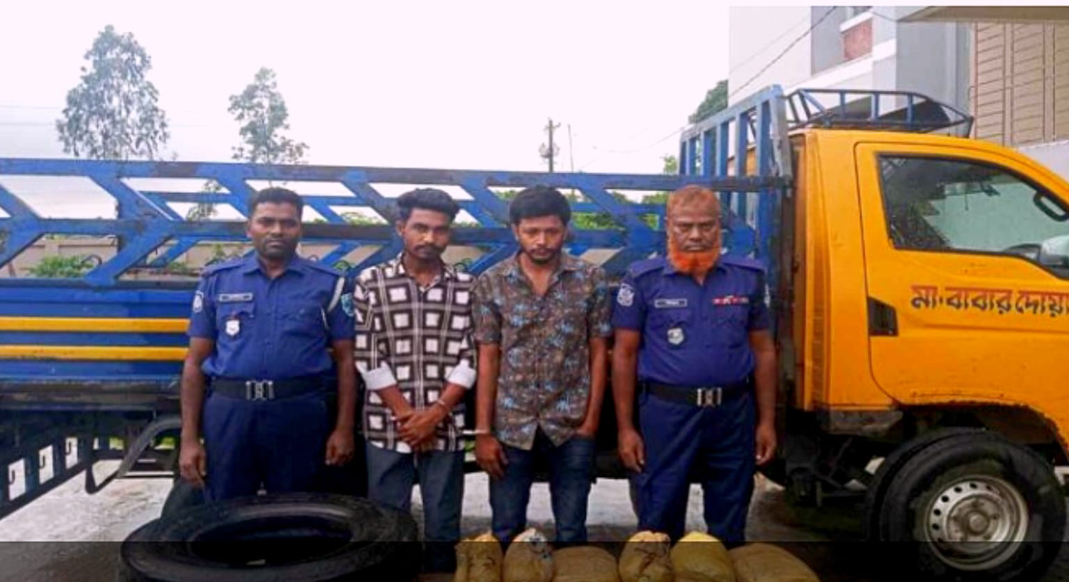 পার্বতীপুরে ৬ কেজি গাঁজাসহ পিকআপ জব্দ, গ্রেফতার ২