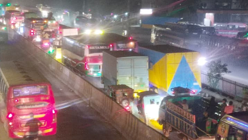 চন্দ্রা টার্মিনালে ঘরমুখী মানুষ ও যানবাহনের চাপ, ১০ কিলোমিটার যানজট