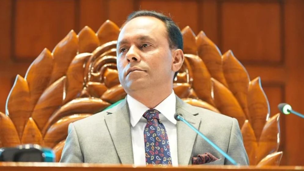 ‘উপঢৌকন’ পেয়ে দুই মন্ত্রীর কথা বলার সময় বাড়ালেন ডেপুটি স্পিকার