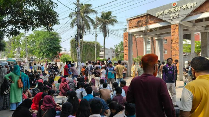 সড়ক দুর্ঘটনায় খুবি শিক্ষার্থী নিহতের প্রতিবাদে সড়ক অবরোধ