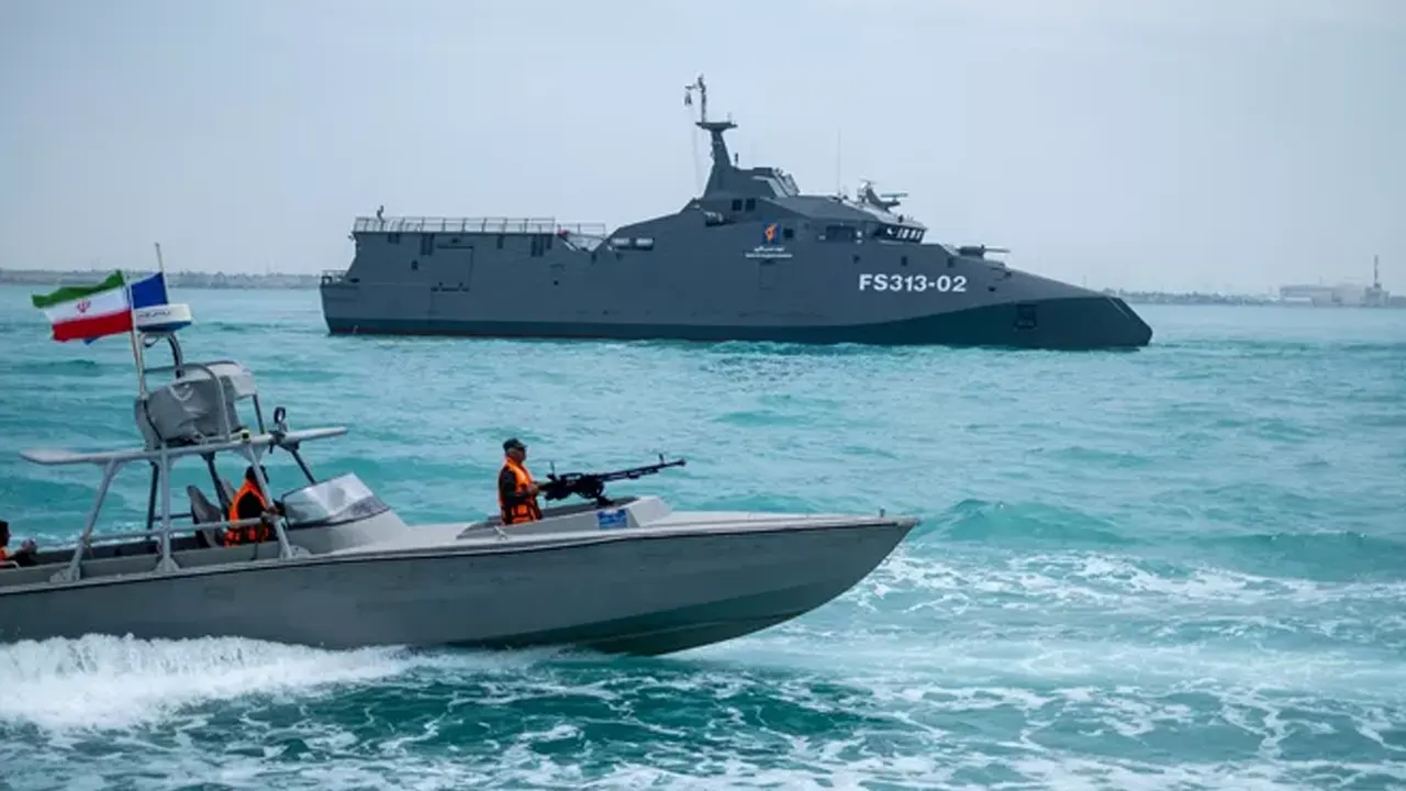 হরমুজ প্রণালিতে সামরিক জাহাজ চলাচল নিয়ে কঠোর হুঁশিয়ারি