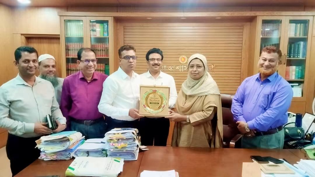 ফেনী পৌরসভার পক্ষ থেকে জেলা প্রশাসক ও জেলা ম্যাজিস্ট্রেট মনিরা হককে বিদায় সংবর্ধনা