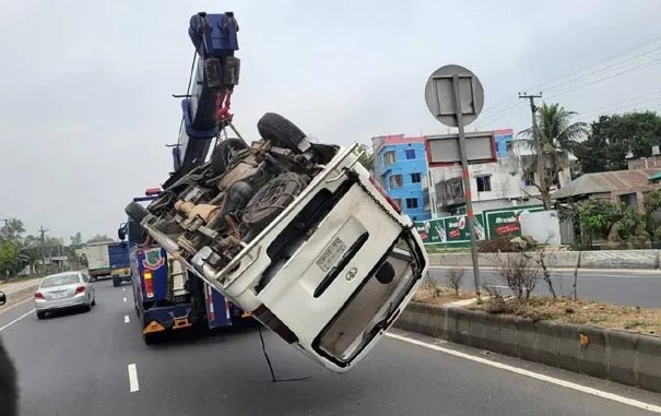 বগুড়ায় মাইক্রোবাসের সিলিন্ডার বিস্ফোরণে নিহত ৩, দগ্ধ ৯