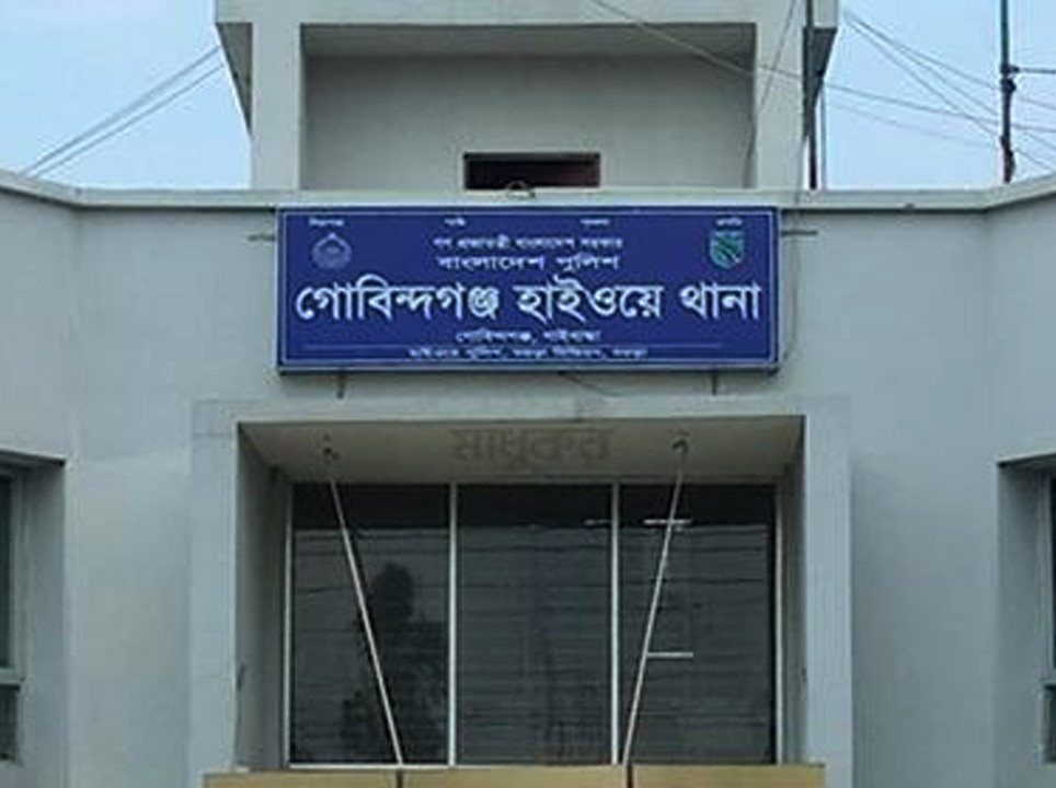 গাইবান্ধায় মহা-সড়কে ছিটকে পড়ে প্রাণ হারালেন দুই মোটরসাইকেল আরোহী