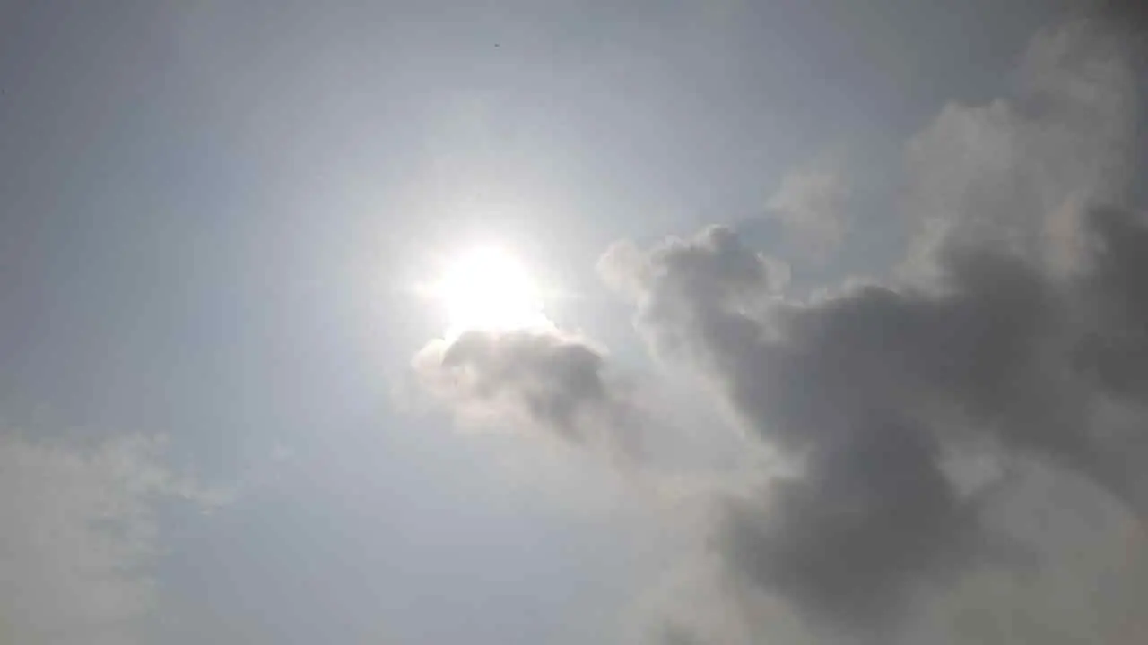 টানা বৃষ্টির পর রাজধানীতে মিলেছে সূর্যের দেখা, বাড়তে পারে তাপমাত্রা