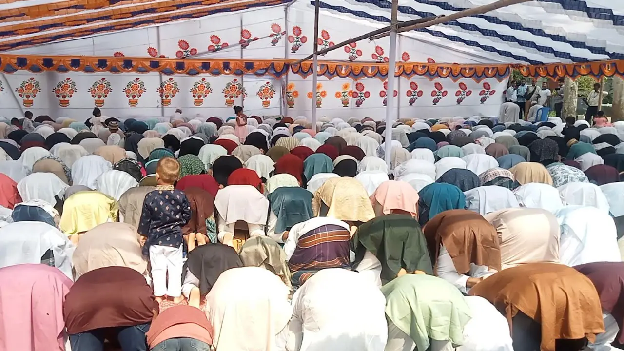 চাঁদপুরের অর্ধশতাধিক গ্রামে আজ ঈদ, নামাজ শেষে চলছে কোরবানি