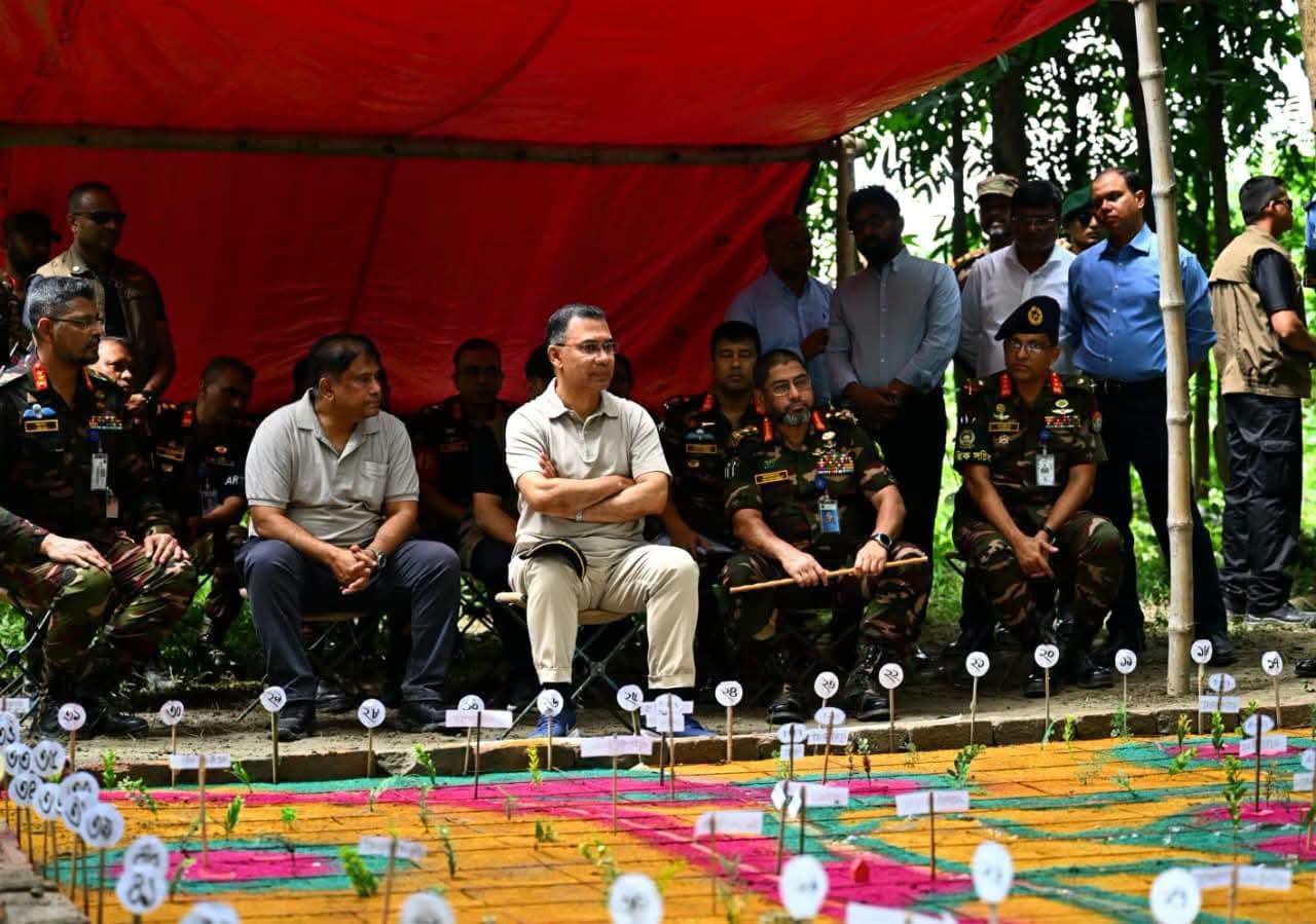 সিংগাইরে অস্থায়ী সেনা প্রশিক্ষণ ক্যাম্প পরিদর্শনে প্রধানমন্ত্রী তারেক রহমান