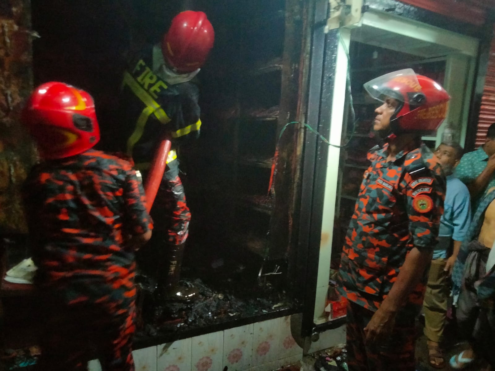 যশোরে ফেন্সি মার্কেটে আগুনে তিন দোকান পুড়ে ছাই, ক্ষতি অর্ধকোটি টাকা