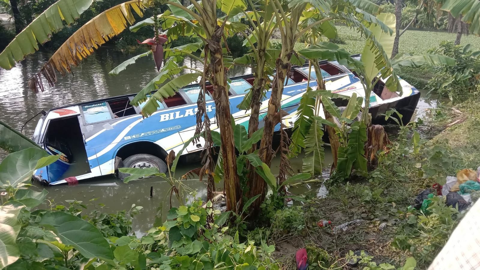 ভোলায় চরফ্যাশন আঞ্চলিক মহাসড়কে  নিয়ন্ত্রণ হারিয়ে যাত্রীবাহী বাস খাদে