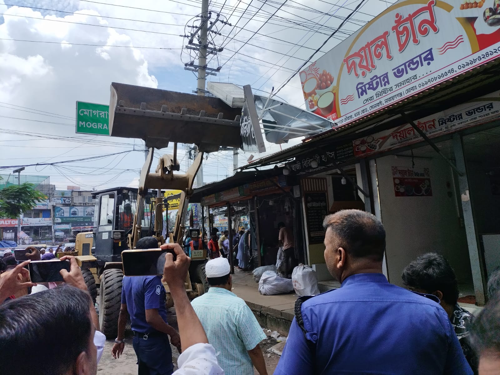 সোনারগাঁয়ে সওজের জায়গায় সাঁড়াশি অভিযান, উচ্ছেদ প্রায় হাজার অবৈধ স্থাপনা