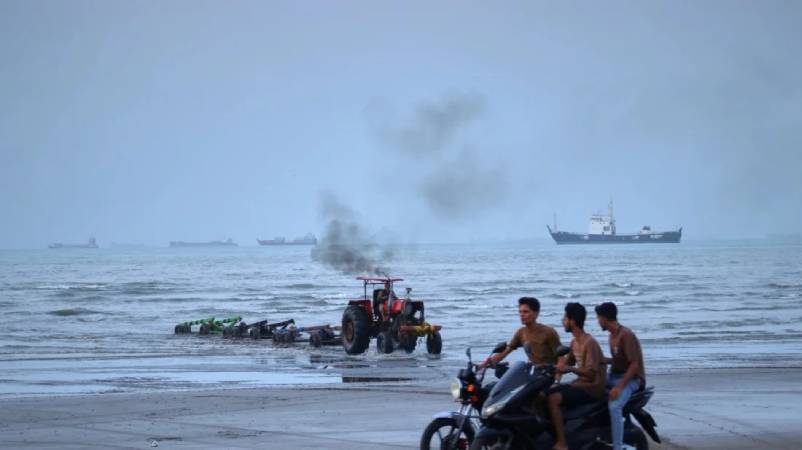 হরমুজ প্রণালি নিয়ে আজই যুক্তরাষ্ট্রের জবাব আশা করছে ইরান