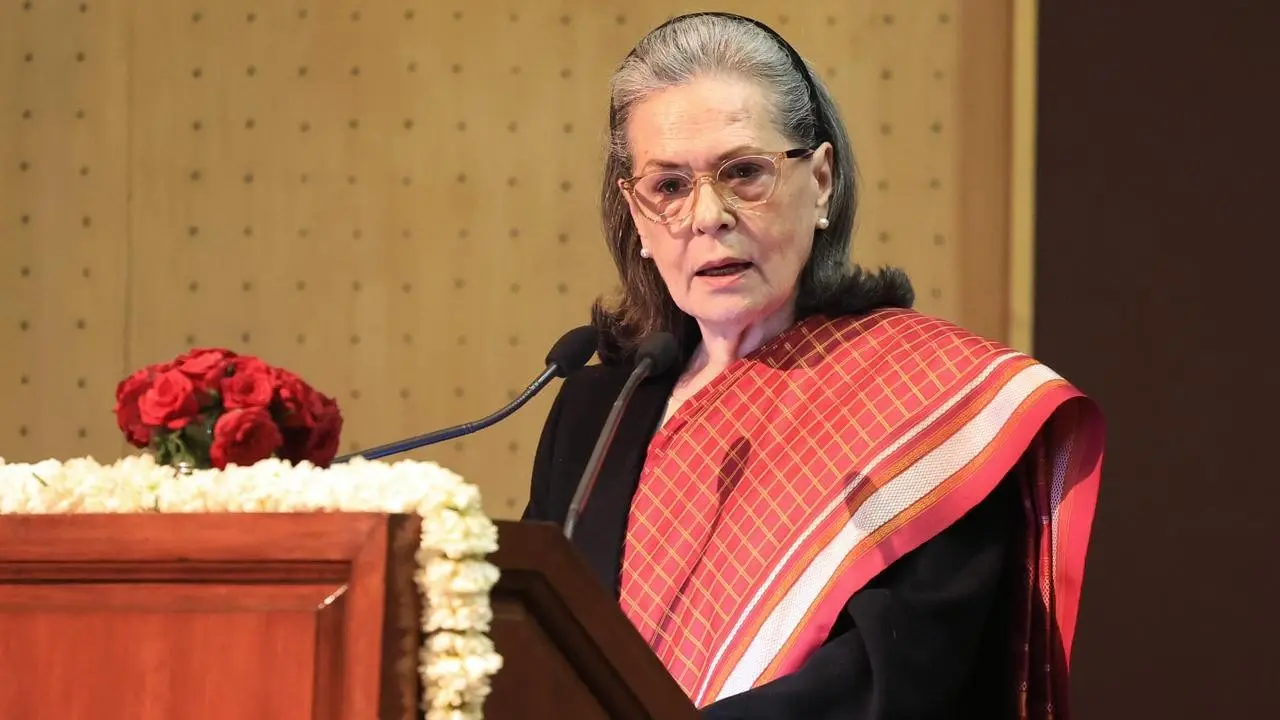 হাসপাতাল থেকে বাড়িতে নেওয়া হলো সোনিয়া গান্ধীকে