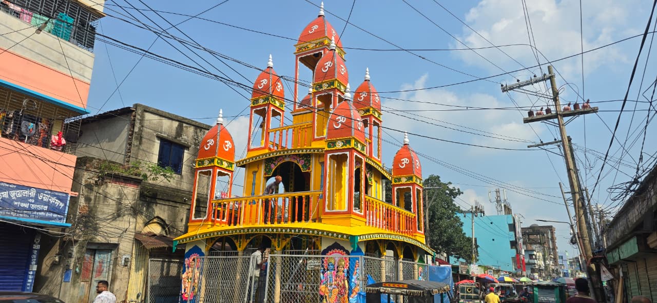 ধামরাইয়ে সাজছে ঐতিহ্যবাহী রথ, চলছে প্রস্তুতি