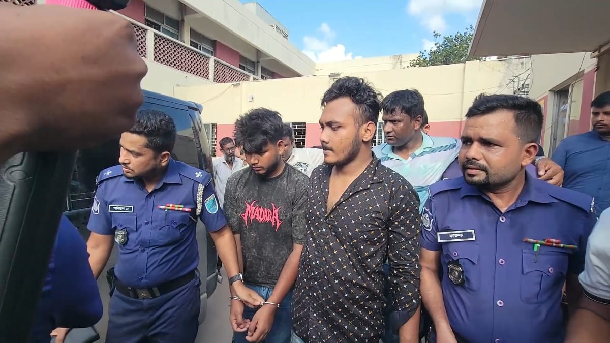 নারায়ণগঞ্জে সন্ত্রাস বিরোধী অভিযানে গোলাগুলি, তিন পুলিশ সদস্য আহত; অস্ত্রসহ গ্রেপ্তার ২