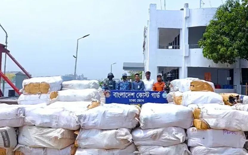 নারায়ণগঞ্জে কোস্ট গার্ডের অভিযানে ৮৮লাখ টাকা মূল্যের নিষিদ্ধ পলিথিন জব্দ