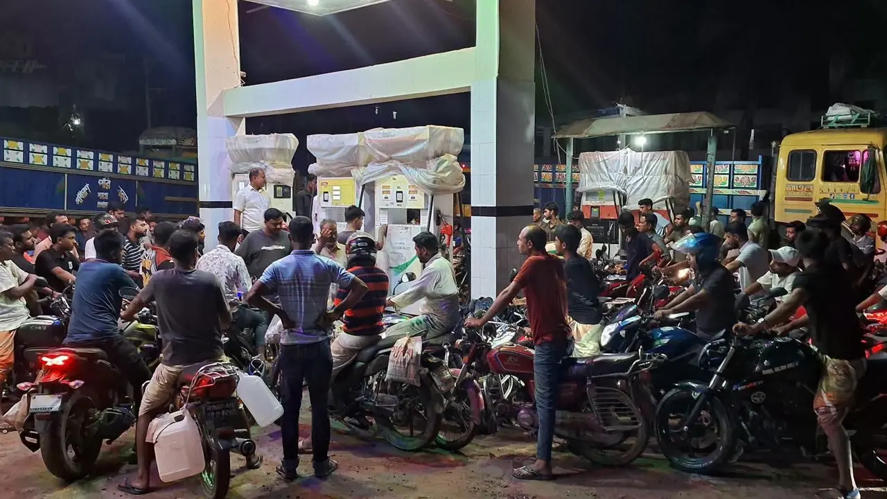 রাজশাহীতে জ্বালানি তেল সংকটের গুজবে ফিলিং স্টেশনগুলোতে ভিড়