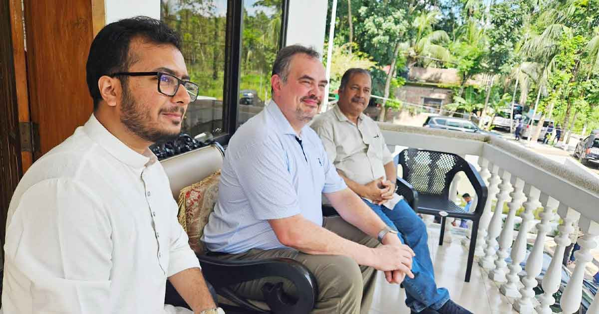 তথ্যমন্ত্রীর গ্রামের বাড়িতে ভাজা ইলিশ ও রসমালাইয়ের স্বাদে মুগ্ধ মার্কিন রাষ্ট্রদূত
