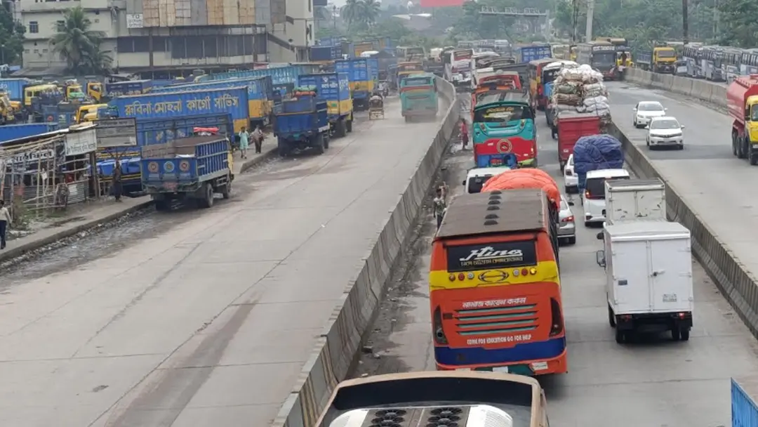 ঢাকা-চট্টগ্রাম মহাসড়কে ২০ কিলোমিটার তীব্র যানজট
