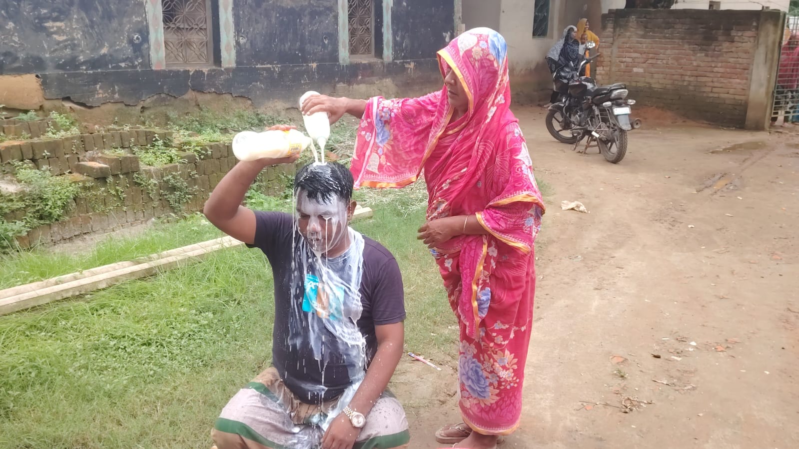 শ্রীপুরে বহিস্কৃত বিএনপি নেতার কাণ্ড: দুধ দিয়ে গোসল করে রাজনীতি ছাড়ার শপথ