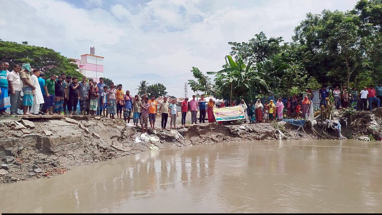 নড়াইলের বড়দিয়ায় নদীভাঙন রোধে এলাকাবাসীর মানববন্ধন
