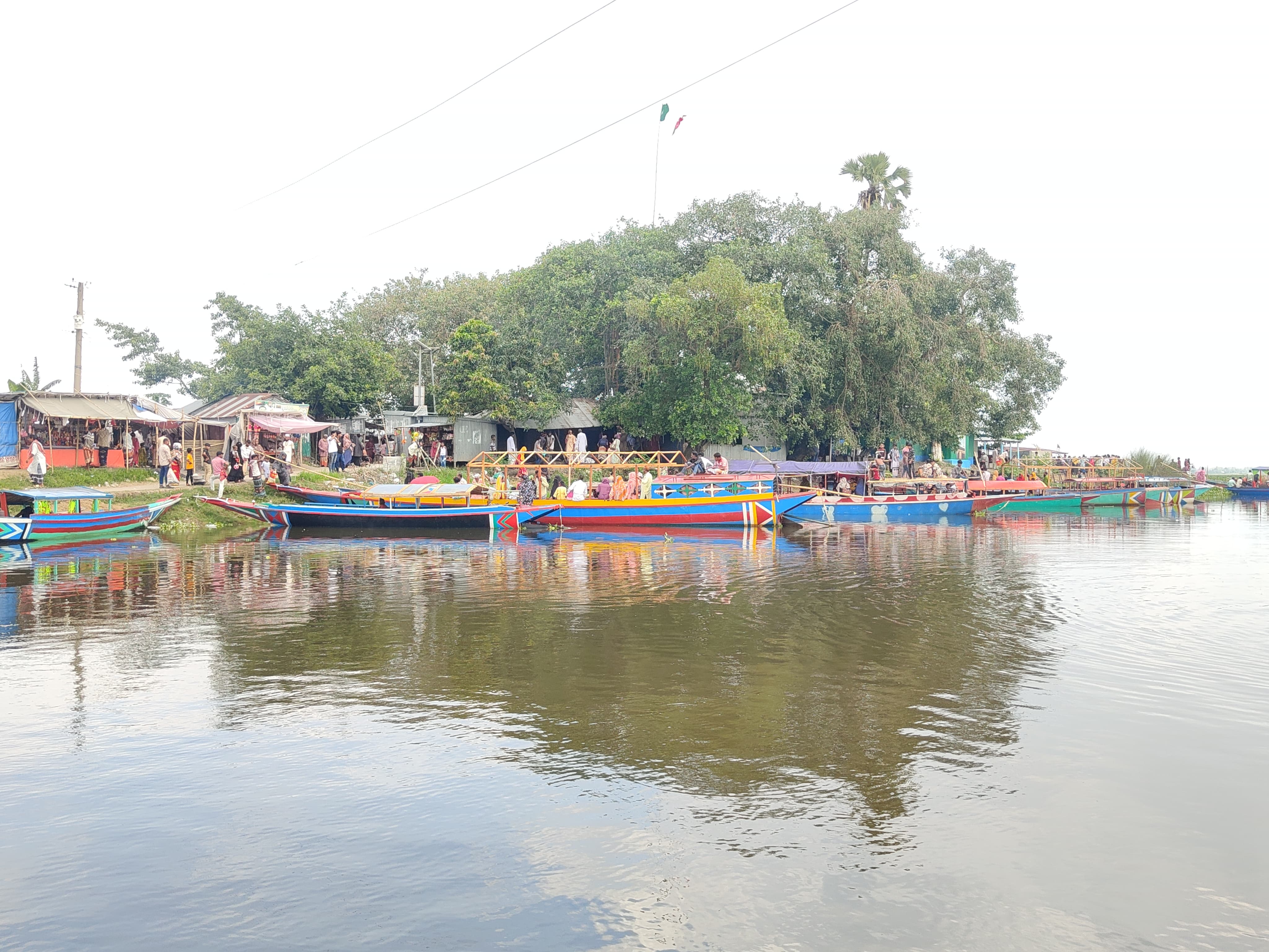 বর্ষার শুরুতেই উৎসব মুখর চলনবিলের তিশিখালীর মাজার
