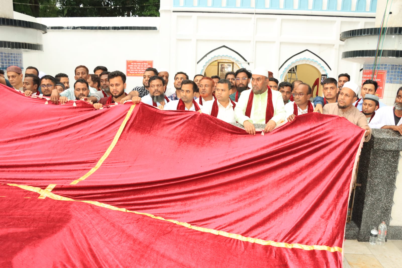 প্রধানমন্ত্রীর পক্ষে শাহজালাল মাজারে গিলাফ চড়ালেন সিসিক প্রশাসক