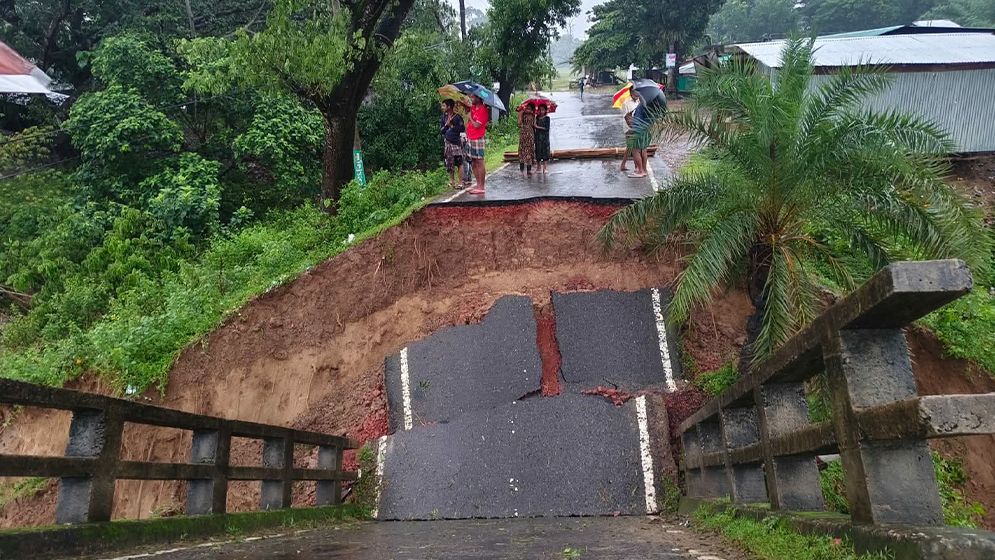 রাঙ্গুনিয়ায় পাহাড়ি ঢলে বাঁধ ভেঙে বন্যা, যুবক নিখোঁজ
