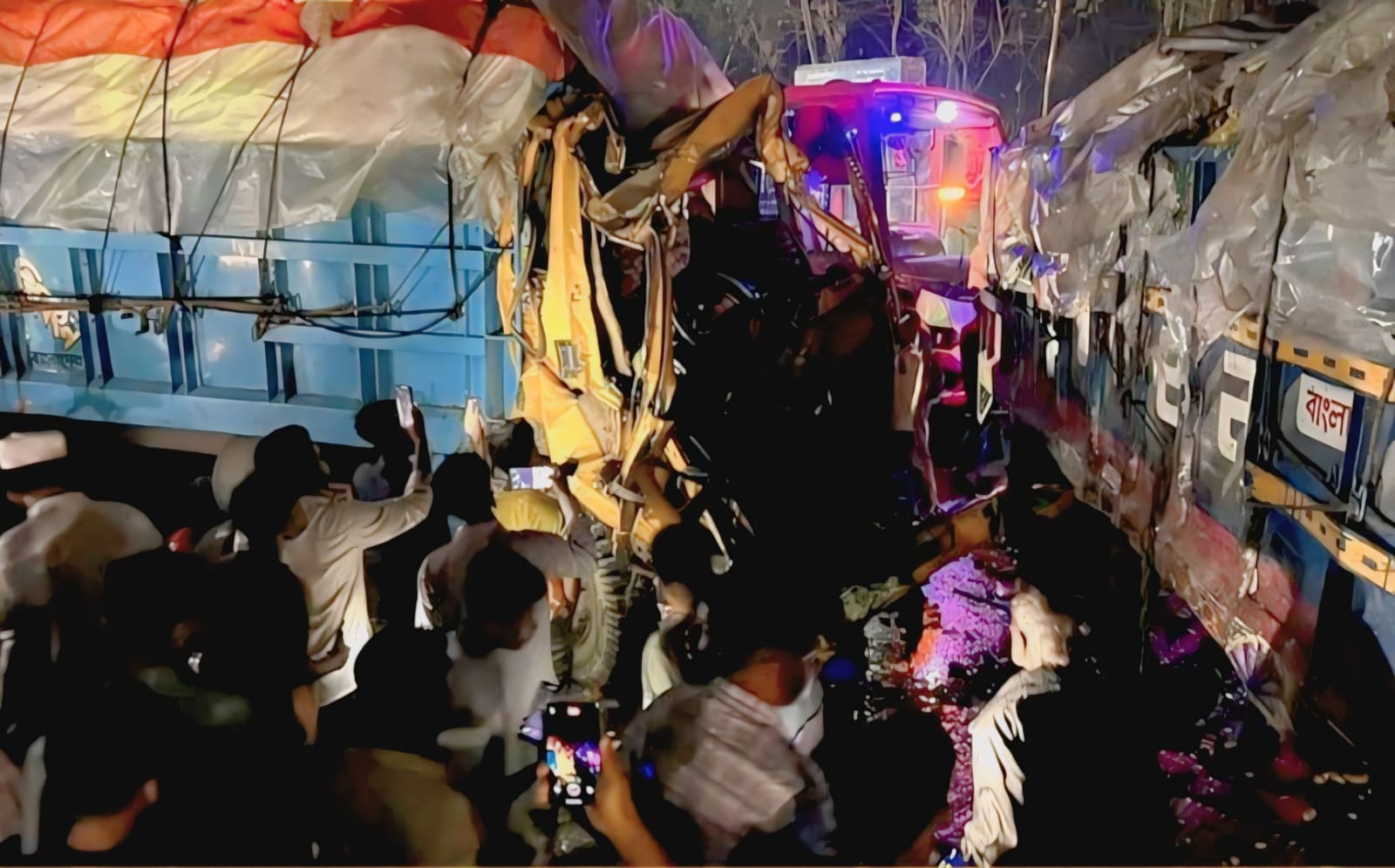 ঢাকা-বগুড়া মহাসড়কে ত্রিমুখী সংঘর্ষ, আহত ১৫